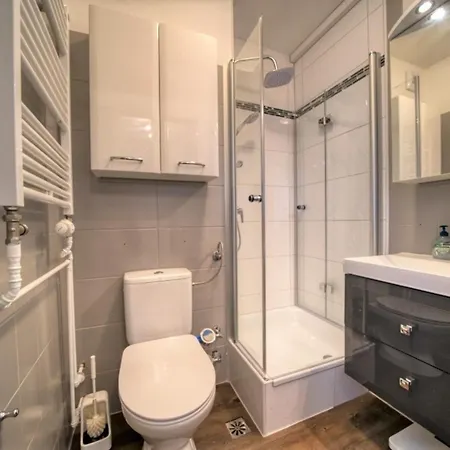 - Haus F, App 0f0808 Apartmán
